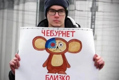 РФ поглинули цифрові 90-ті: люди взялись за рації, пейджери та бояться "залізної завіси"