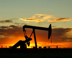 Чорне золото розбрату: кому вигідне зняття санкцій з російської нафти та що буде з цінами на АЗС