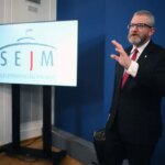 У Польщі євродепутату-українофобу заборонили вхід до парламенту: порушує гідність Сейму