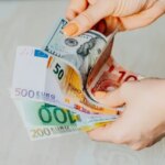 Українці відмовляються від готівкових доларів і євро? Що почали різко скуповувати