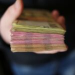 Українцям продовжили важливі виплати: кому дадуть допомогу і як її отримати