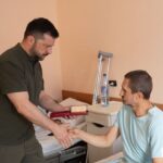Обороняли Україну на найгарячіших напрямках: Зеленський у Харкові провідав поранених українських воїнів. Відео