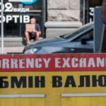 Економічні настрої українців погіршилися: очікують падіння гривні та росту безробіття